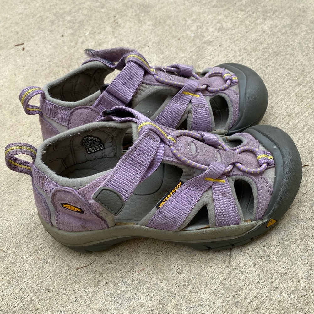 Keens Seacamp Lavender hiking sandal kid size 11.
